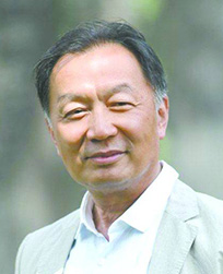 ▲溫鐵軍（教授）著名三農(nóng)問(wèn)題專(zhuān)家。中國(guó)人民大學(xué)學(xué)術(shù)委員會(huì)副主任，中國(guó)人民大學(xué)鄉(xiāng)村建設(shè)中心主任；西南大學(xué)中國(guó)鄉(xiāng)村建設(shè)學(xué)院執(zhí)行院長(zhǎng)；福建農(nóng)林大學(xué)海峽鄉(xiāng)村建設(shè)學(xué)院執(zhí)行院長(zhǎng)。 國(guó)務(wù)院學(xué)位委員會(huì)第六、七屆農(nóng)林經(jīng)濟(jì)管理學(xué)科評(píng)議組成員，國(guó)家環(huán)境咨詢(xún)委員會(huì)委員、中國(guó)農(nóng)業(yè)經(jīng)濟(jì)學(xué)會(huì)副會(huì)長(zhǎng)。農(nóng)業(yè)部、環(huán)保部、商務(wù)部、國(guó)家林業(yè)局、國(guó)家糧食局、北京市、福建省等省部級(jí)特聘專(zhuān)家。先后主持多個(gè)國(guó)家級(jí)重大、重點(diǎn)課題，并榮獲
